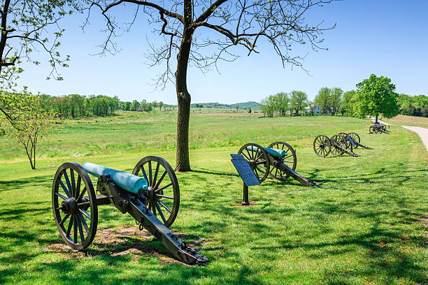 cannons en parque nacional militar de gettysburg - nobody gettysburg pennsylvania mid atlantic usa fotografías e imágenes de stock