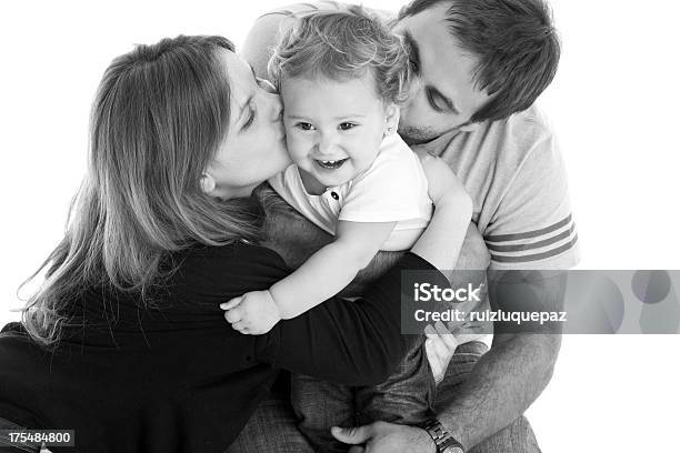 Photo libre de droit de Jeunes Parents Avec Bébé Fille banque d'images et plus d'images libres de droit de 30-34 ans - 30-34 ans, 6-11 mois, Adulte