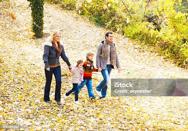 Allegra Famiglia A Piedi Nel Parco - Fotografie stock e altre immagini di Ambientazione esterna - Ambientazione esterna, Camminare, Famiglia