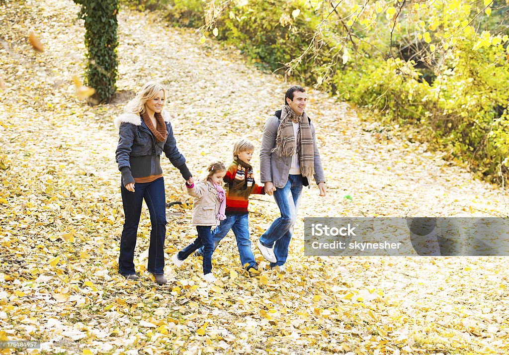 Alegre família andar no parque. - Royalty-free Andar Foto de stock