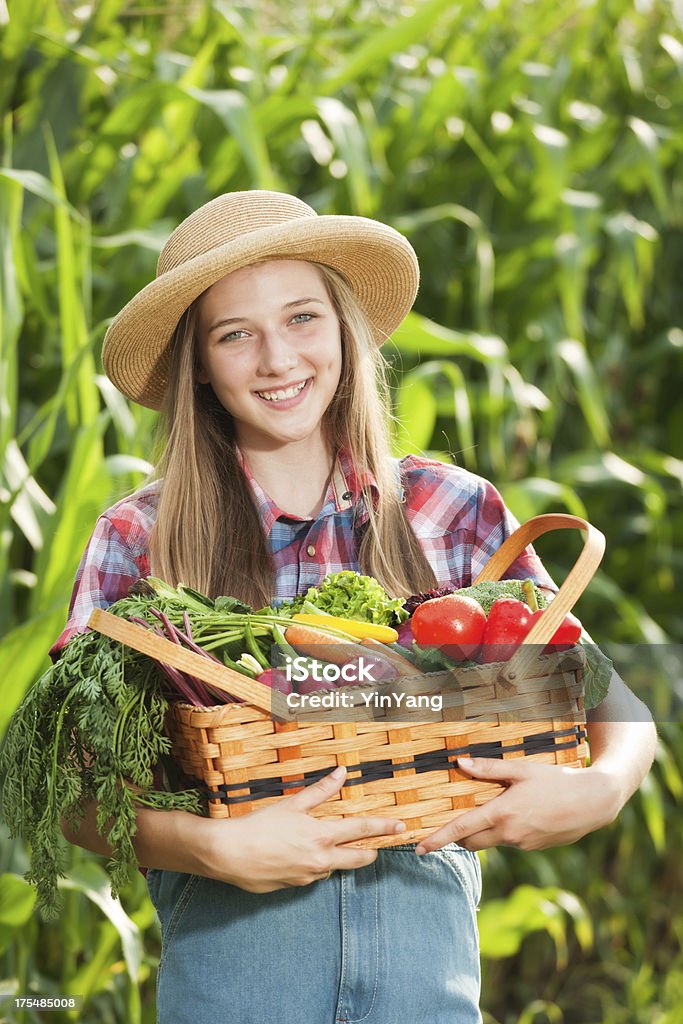 Jovens saudáveis agricultor Menina segurando Cesta de produtos frescos Vt - Royalty-free 14-15 Anos Foto de stock