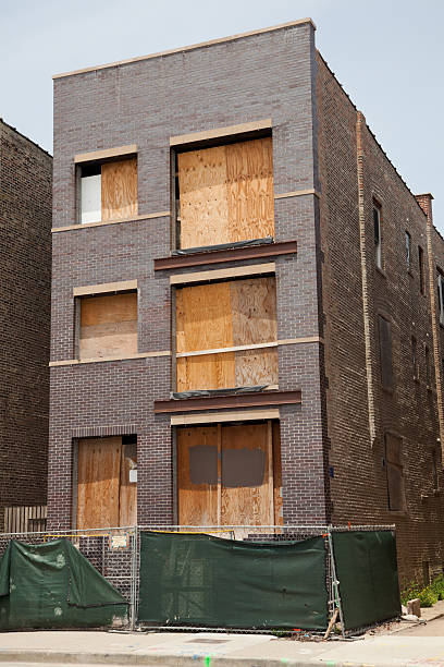 istock Abandoned detached house in Chicago 175485053