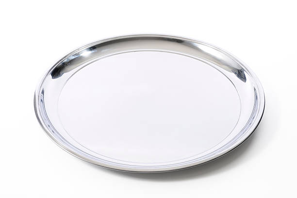 fotografía de bandeja de plata aislado sobre fondo blanco - serving tray silver plate fotografías e imágenes de stock