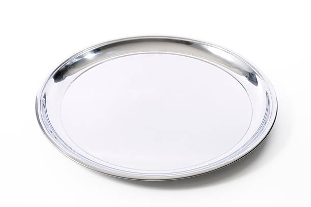 isolato colpo di vassoio d'argento su sfondo bianco - serving tray silver plate foto e immagini stock