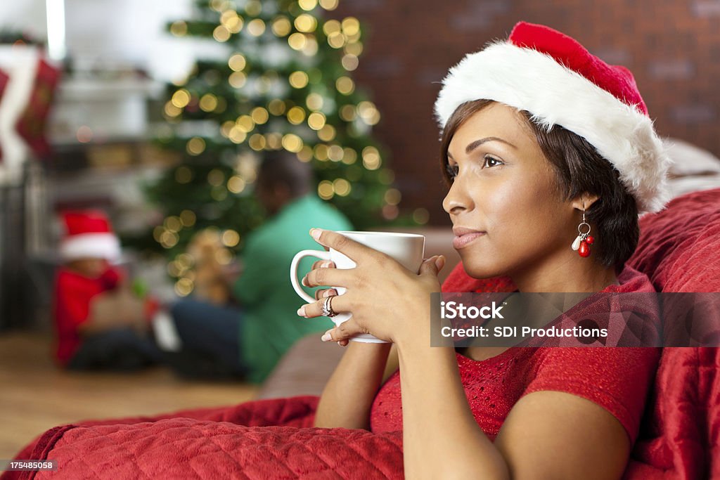 Entspannte Mutter mit einem heißen Getränk in der Weihnachtszeit - Lizenzfrei Frauen Stock-Foto
