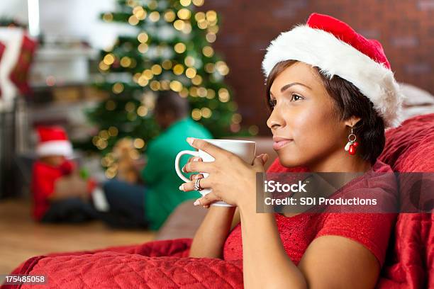 Entspannte Mutter Mit Einem Heißen Getränk In Der Weihnachtszeit Stockfoto und mehr Bilder von Frauen