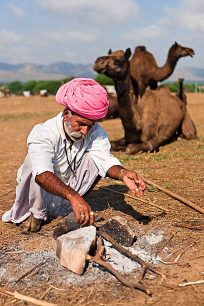 インドの男性の環境の中で火祭りプシュカル - india campfire desert camel ストックフォトと画像