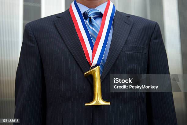 Medalha De Ouro Número Um Empresário - Fotografias de stock e mais imagens de Adulto - Adulto, Ao Ar Livre, Competição