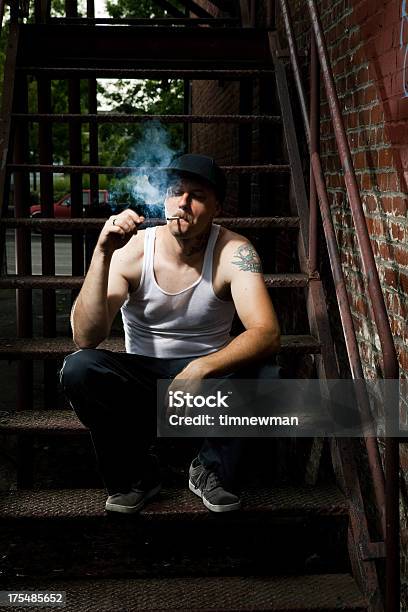 Photo libre de droit de American Solide Gangster Thug Homme Fumer Cigarette Dans Ruelle banque d'images et plus d'images libres de droit de Hommes