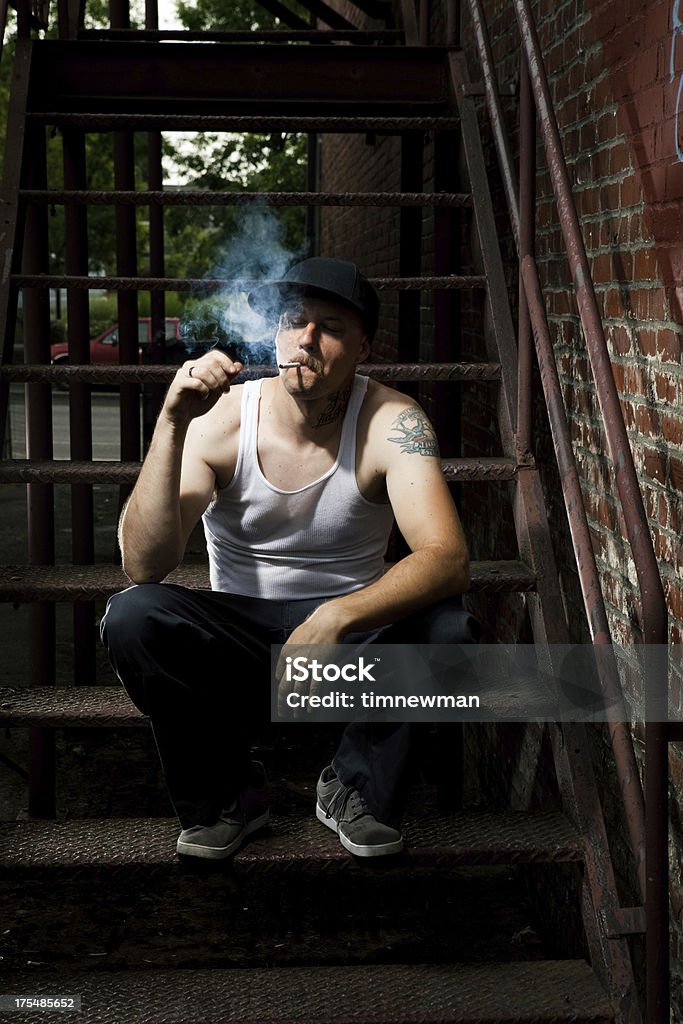 American fortes Gânguester Thug homem fumar cigarro no Beco - Royalty-free Homens Foto de stock