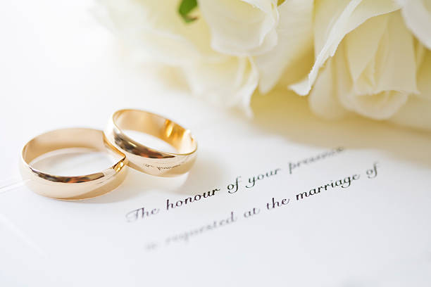 alianças de casamento e convite - ring wedding ring gold jewelry imagens e fotografias de stock