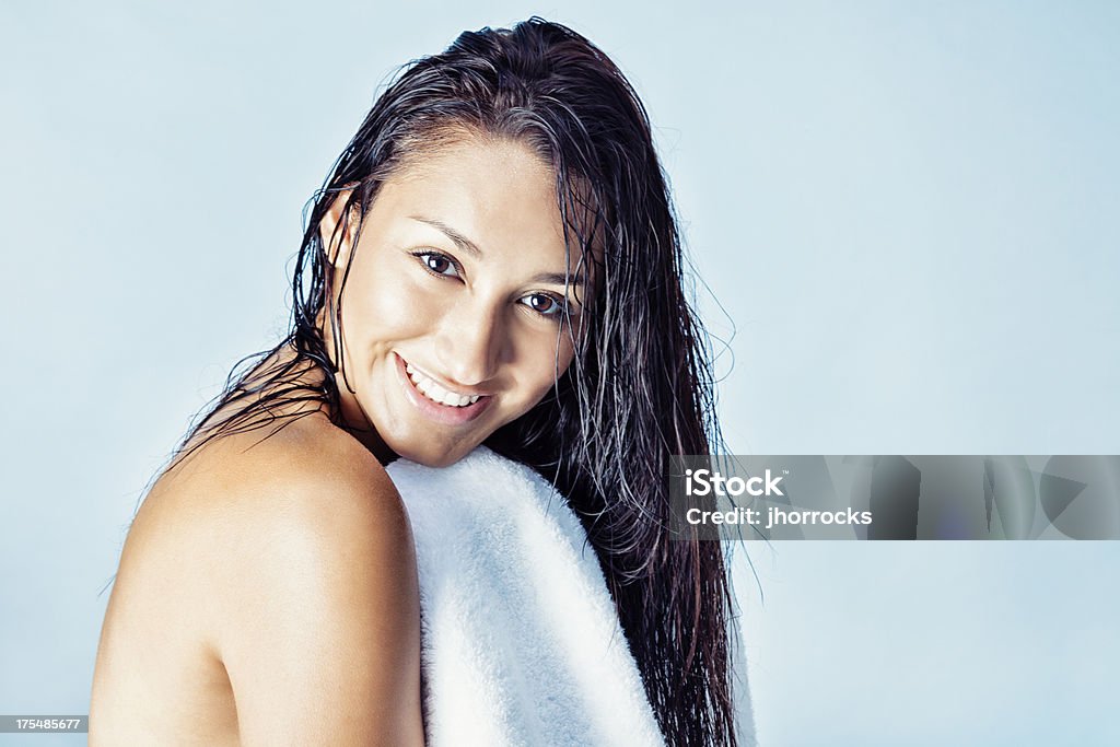Молодой испанец женщина с влажных волос - Стоковые фото Увлажняющий крем роялти-фри