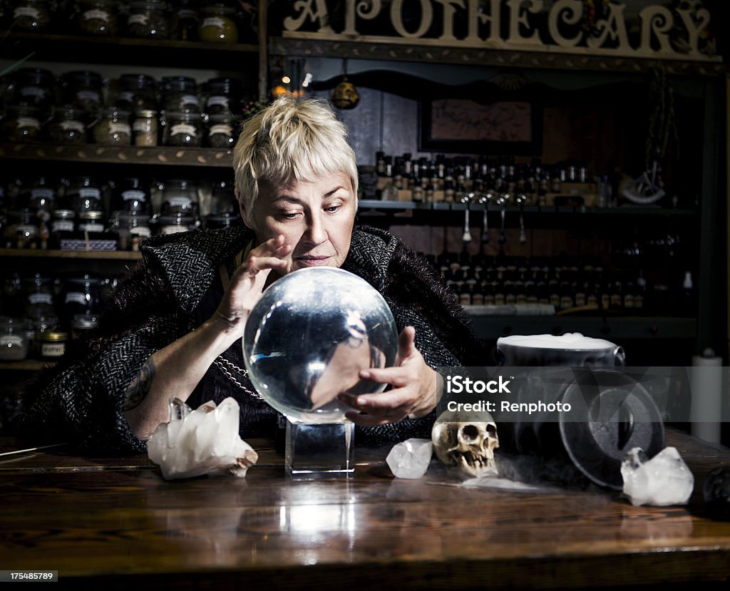 Bruja serie: Bola de cristal - Foto de stock de Adivinación libre de derechos