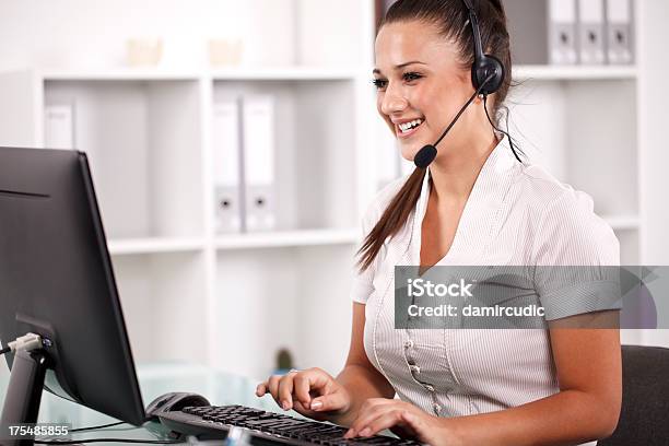 Junge Weibliche Call Center Betreiber Während Telefongespräch Stockfoto und mehr Bilder von Arbeitspersonal