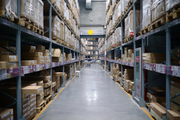 centro de distribuição e armazenamento-xxxxxlarge - warehouse factory diminishing perspective vanishing point - fotografias e filmes do acervo