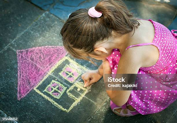 Little Girl Drawing En La Acera Foto de stock y más banco de imágenes de Dibujo a la tiza - Dibujo a la tiza, Acera, Niño