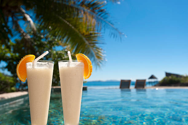 dos cócteles junto a la piscina del complejo turístico - melanesia fotografías e imágenes de stock