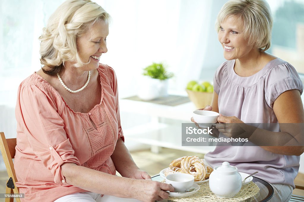 Chat de viejos amigos - Foto de stock de 45-49 años libre de derechos