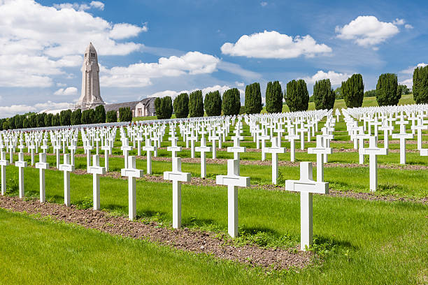 world war 한 묘지 (베르됭 프랑스 - cemetery tombstone grave green 뉴스 사진 이미지