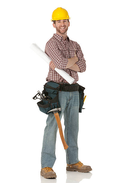 falegname felice in piedi con le braccia incrociate - manual worker full length isolated on white standing foto e immagini stock