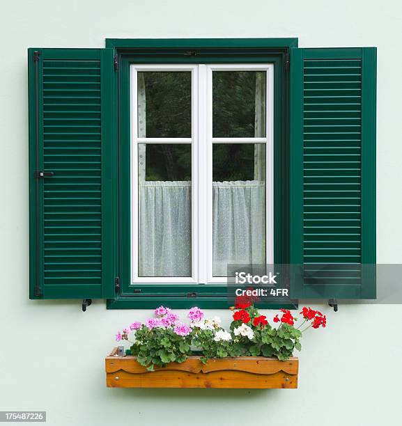 Traditionelle Österreichische Blume Fenster Stockfoto und mehr Bilder von Fenster - Fenster, Alt, Offen - Allgemeine Beschaffenheit