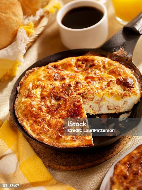 Pancetta E Formaggio Frittata - Fotografie stock e altre immagini di Quiche - Quiche, Tegame - Pentola, Ambientazione interna