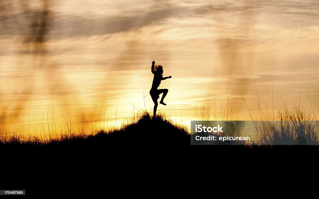 Hombre de corredor para llevar a cabo una capacitación, ejecución en puesta de sol - Foto de stock de 20 a 29 años libre de derechos