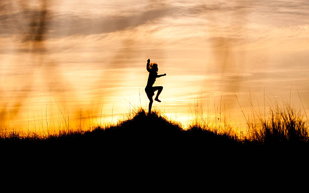 homem corredor para um treino de corrida ao pôr-do-sol - georgia sunlight healthy lifestyle cumberland island - fotografias e filmes do acervo