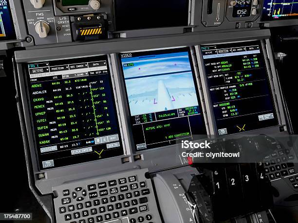 Photo libre de droit de Airbus 380 Flight Deck banque d'images et plus d'images libres de droit de Cockpit - Cockpit, Horizontal, Industrie aérospatiale