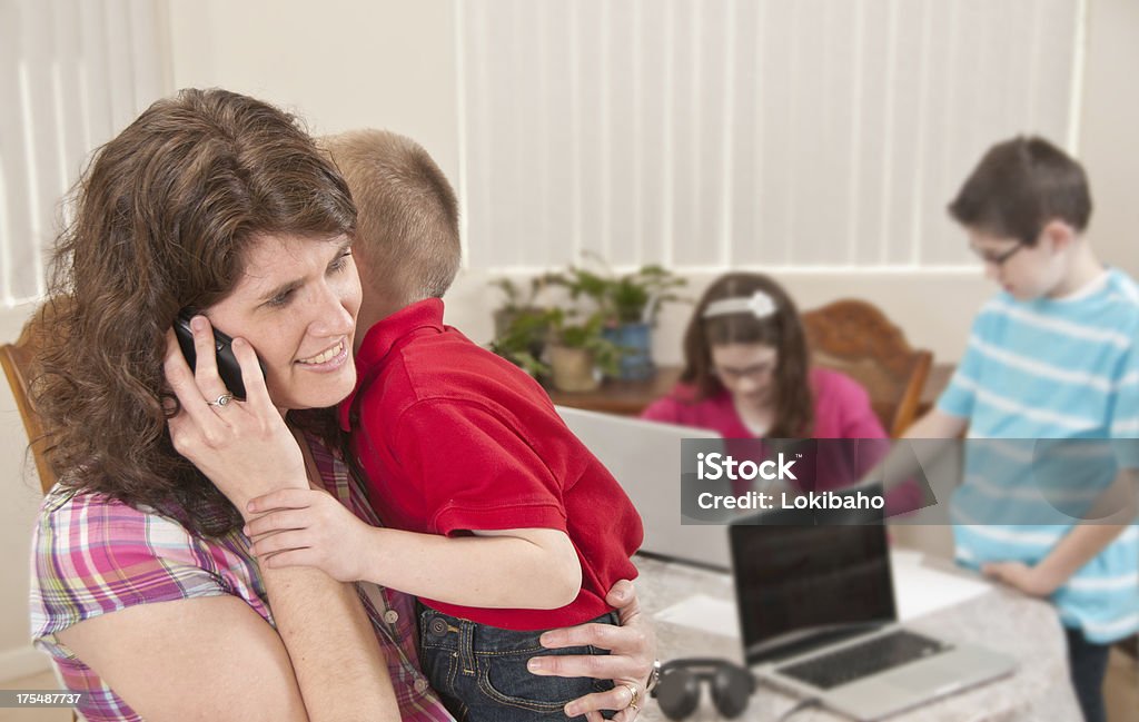 Longue Homeschool mère - Photo de Adulte libre de droits