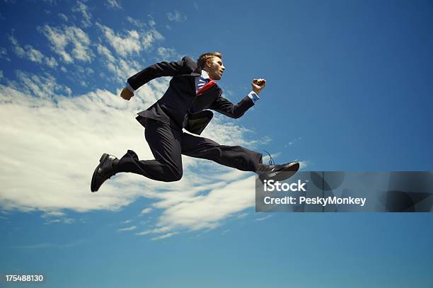 ビジネスマンジャンプの屋外に描かれた青空と雲 - ジャンプするのストックフォトや画像を多数ご用意 - ジャンプする, ビジネスマン, スーツ