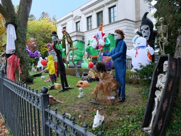 Pelouse devant la maison pleine de décorations d’Halloween - Photo