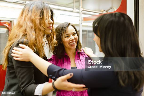 Reunião De Mulheres Feliz Reunião De Novo - Fotografias de stock e mais imagens de Reunião - Reunião, 20-29 Anos, Abraçar