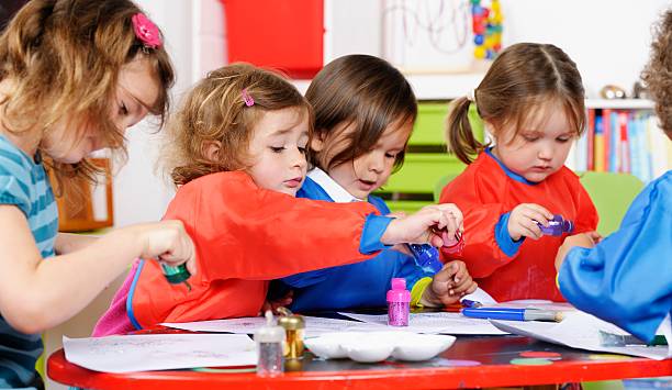 istock Group Of Little Children Using Glitter To Create Art 175488689