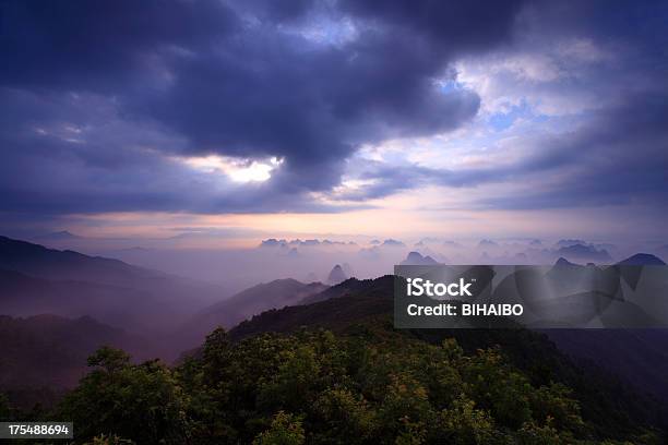 Mountain Yaoshan En La Mañana Foto de stock y más banco de imágenes de Aire libre - Aire libre, Amanecer, Asia