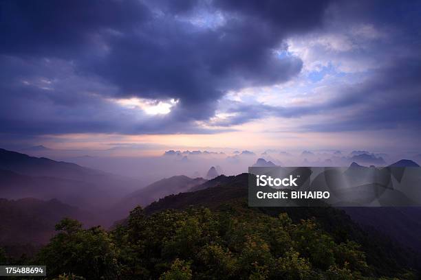 Góra Yaoshan Rano - zdjęcia stockowe i więcej obrazów Azja - Azja, Brzask, Chiny