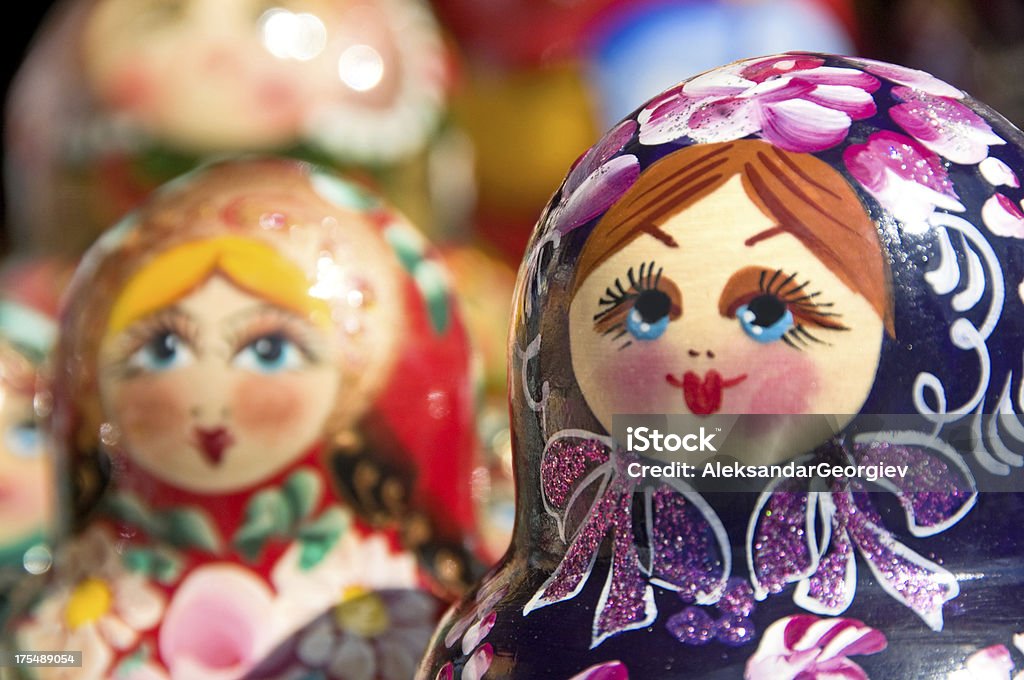 O Matryoshka russo Babushka bambole di nidificazione - Foto stock royalty-free di Matrioska