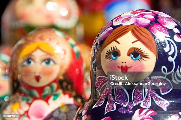 O Matryoshka Russo Babushka Bambole Di Nidificazione - Fotografie stock e altre immagini di Matrioska