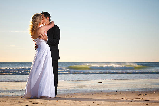 boda beso - bride women standing beauty in nature fotografías e imágenes de stock