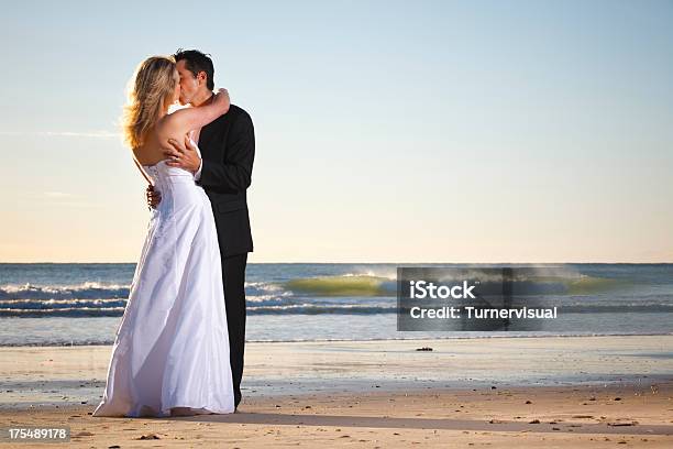 Nozze Bacio - Fotografie stock e altre immagini di Matrimonio - Matrimonio, Spiaggia, Abbracciare una persona