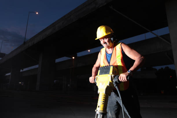 pracownik z młot pneumatyczny - jackhammer road construction construction worker road zdjęcia i obrazy z banku zdjęć