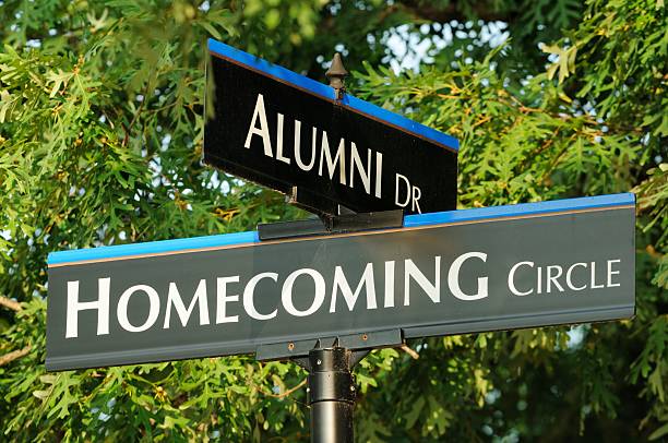 alumni e ritorno a casa street indicazioni primo piano - homecoming foto e immagini stock