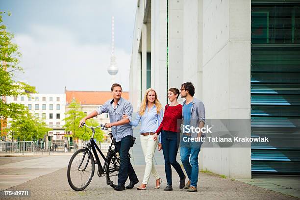 Foto de Amigos Em Berlim e mais fotos de stock de Berlim - Berlim, Torre de Televisão - Berlim, Torre de comunicações