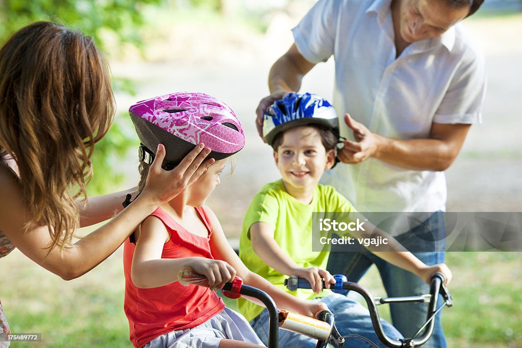 부모 어린이들이 사이클링이 헬멧과 함께. - 로열티 프리 공동체 스톡 사진
