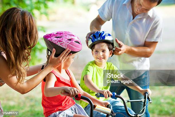 부모 어린이들이 사이클링이 헬멧과 함께 공동체에 대한 스톡 사진 및 기타 이미지 - 공동체, 안전, 두발자전거