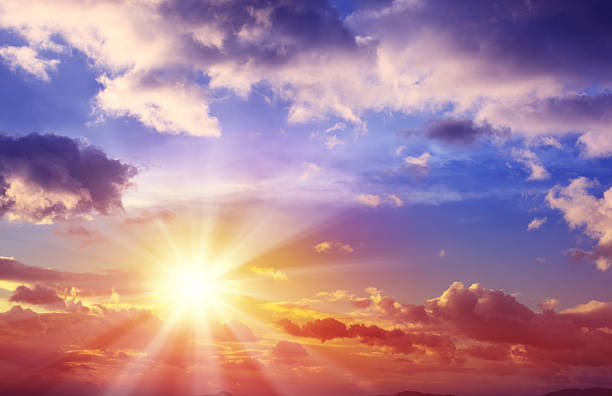 coucher de soleil magnifique fonds de nuage - spectrum sunbeam color image sunlight photos et images de collection
