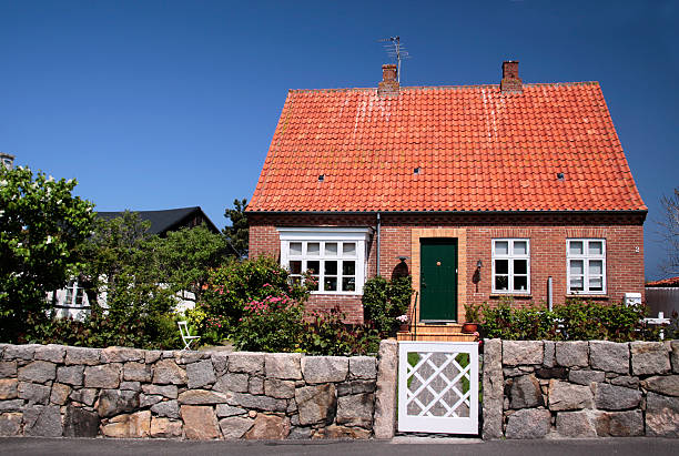 idílico casa de família de bornholm - denmark house cottage rural scene - fotografias e filmes do acervo