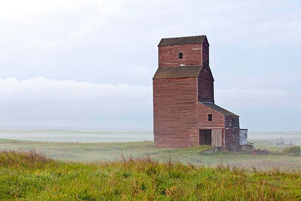 旧穀物エレベーターに霧 - canada saskatchewan grain elevator prairie ストックフォトと画像
