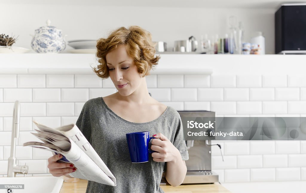 Giovane donna con il giornale e caffè - Foto stock royalty-free di Giornale