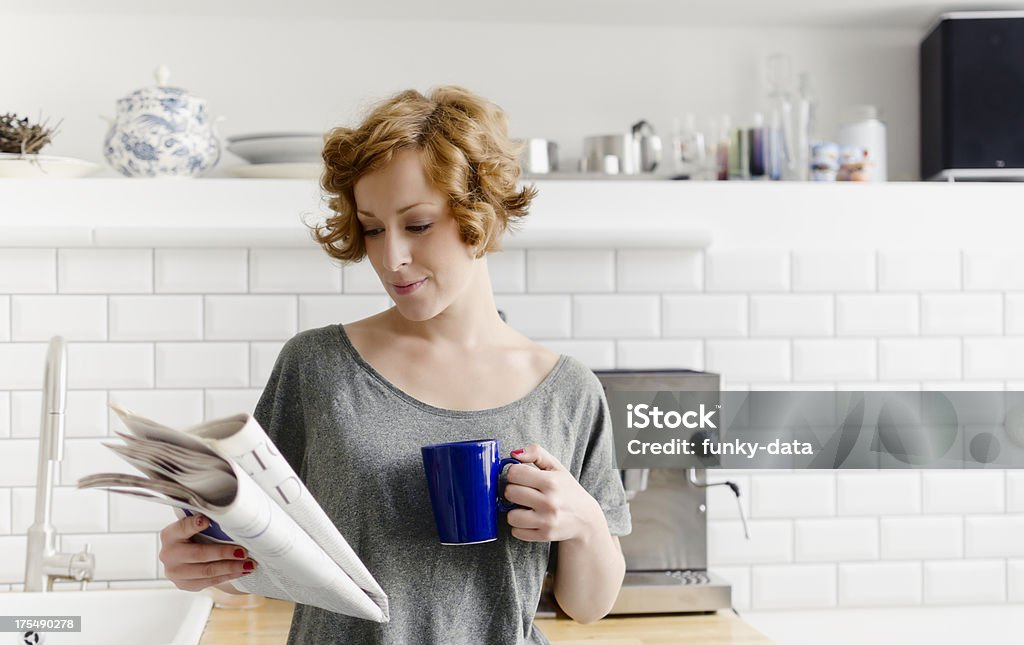 Młoda kobieta z gazety i kawy - Zbiór zdjęć royalty-free (Czytać)